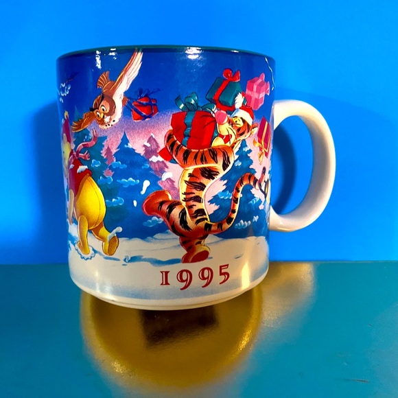 DISNEY STORE VTG 1995 CHRISTMAS WINNIE THE POOH COLLECTIBLE CERAMIC MUG - Picture 3 of 13
